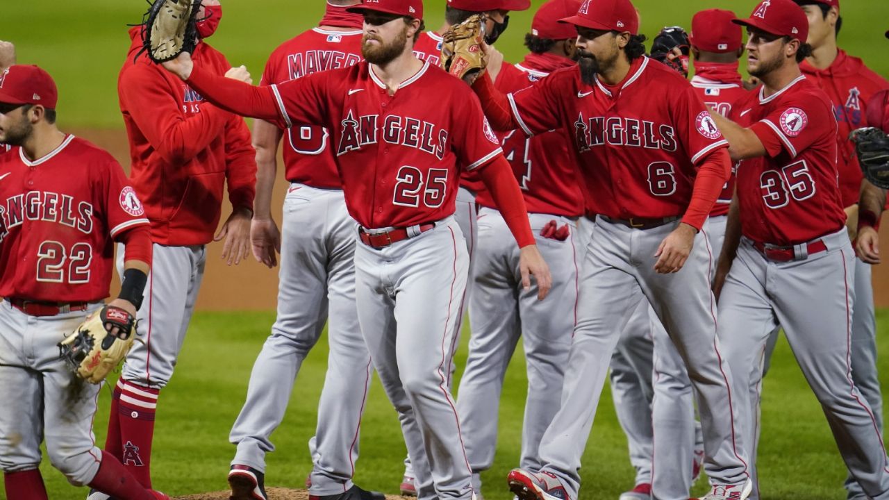 Angelinos derrotan 5-2 a Rockies con cuadrangular de Jared Walsh