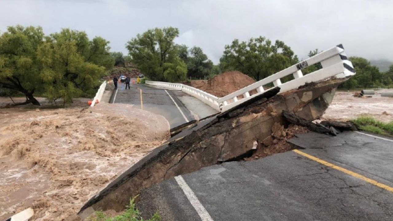 VIDEO: Puente colapsa por fuerza del agua acumulada en carretera Panamericana en Durango