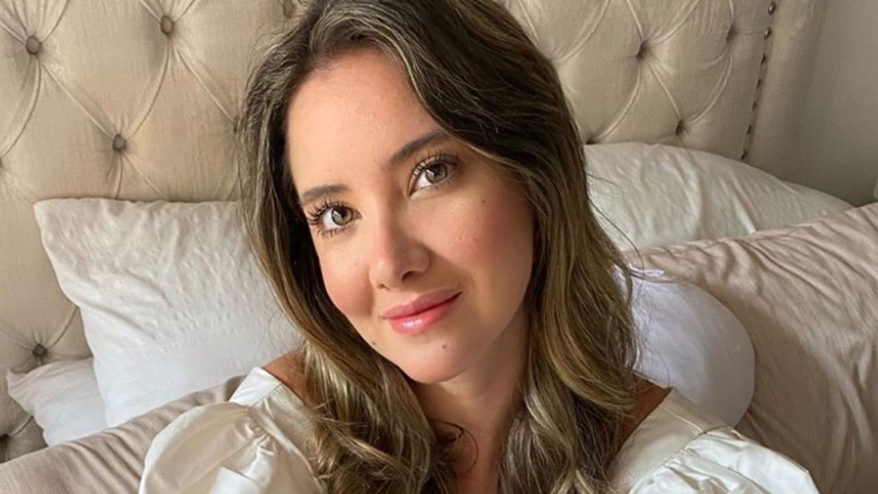 Daniella Álvarez, exMiss Colombia, sufre caída en muletas tras perder pierna