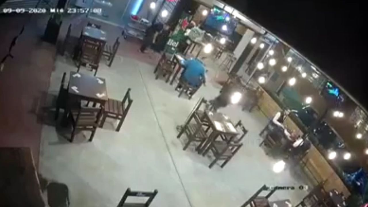 VIDEO: Cámaras de seguridad captan lavantón de un hombre en Aguascalientes