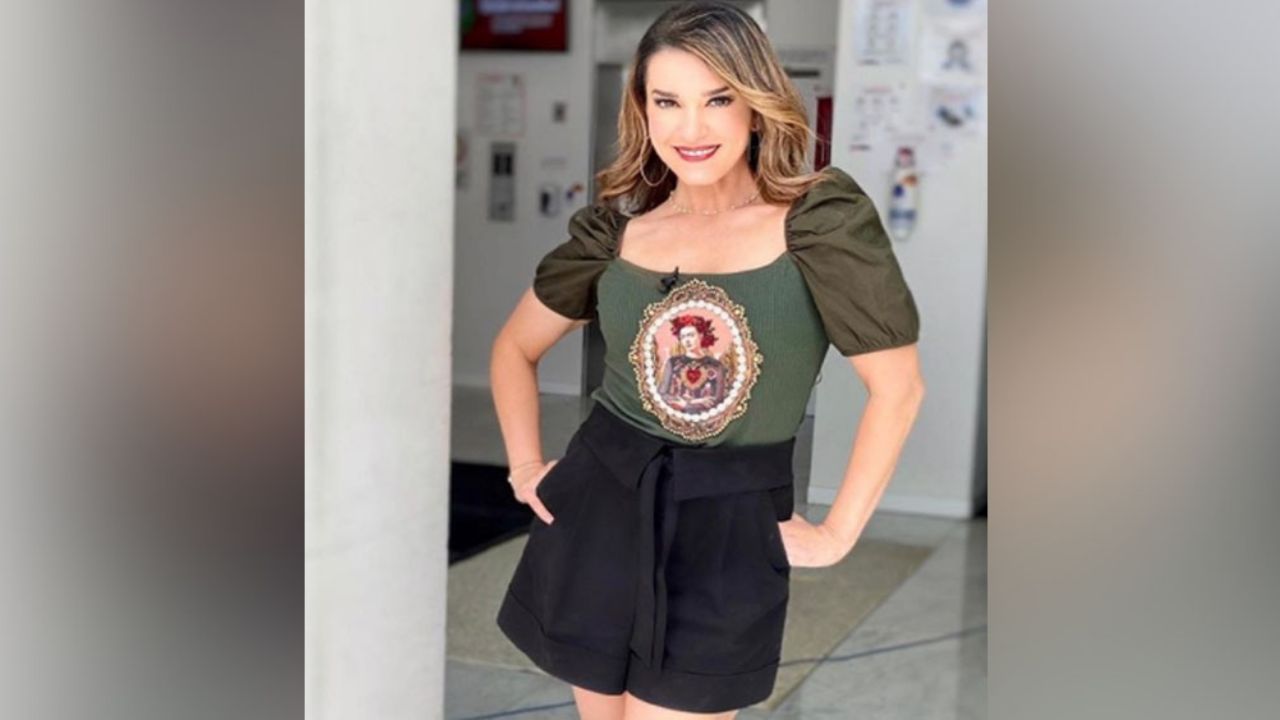 Laura G aparece en ‘VLA’ con coqueto vestido y roba más de un suspiro en TV Azteca
