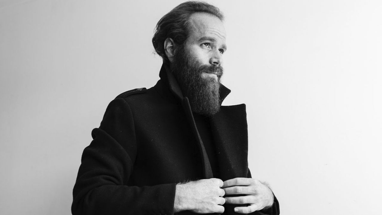 “Actuar es vivir varias vidas”, conoce el actor Víctor Oliveira