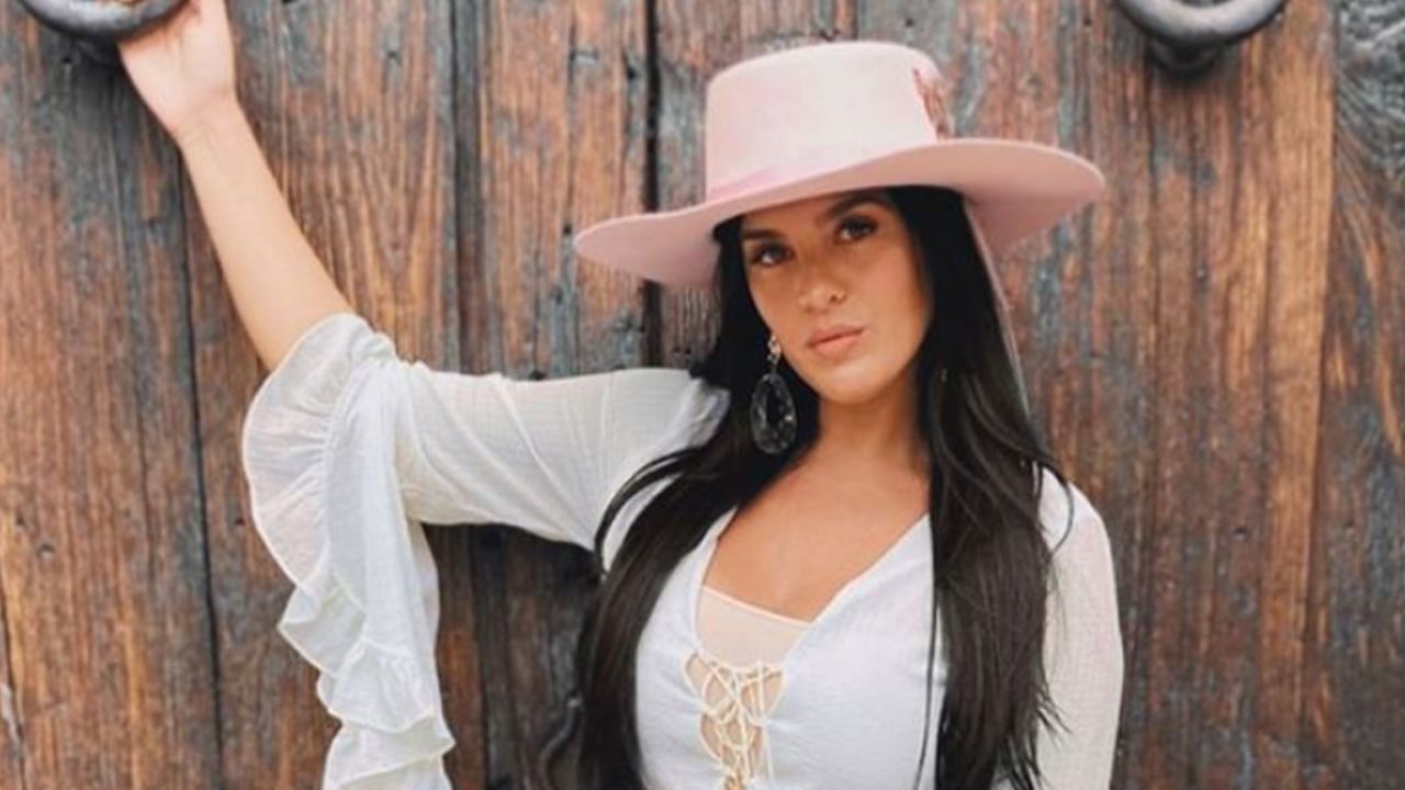 VIDEO: Curvy Zelma se consiente con bronceado de cuerpo completo