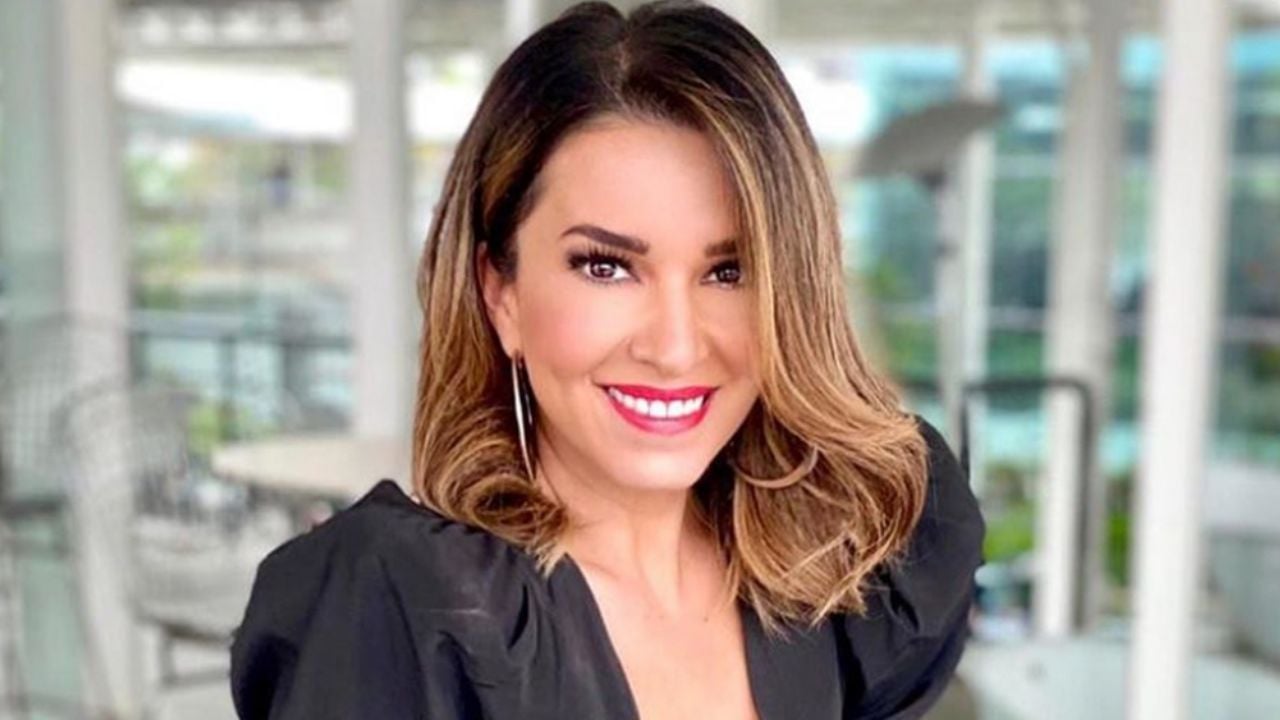 Instagram: Laura G presume increíbles piernas con elegante vestido negro