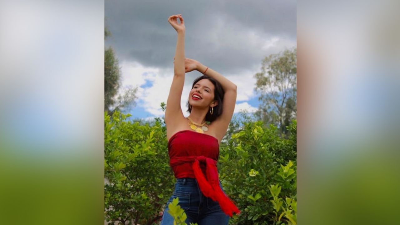 Ángela Aguilar paraliza Instagram al lucirse de esta exquisita manera frente al espejo