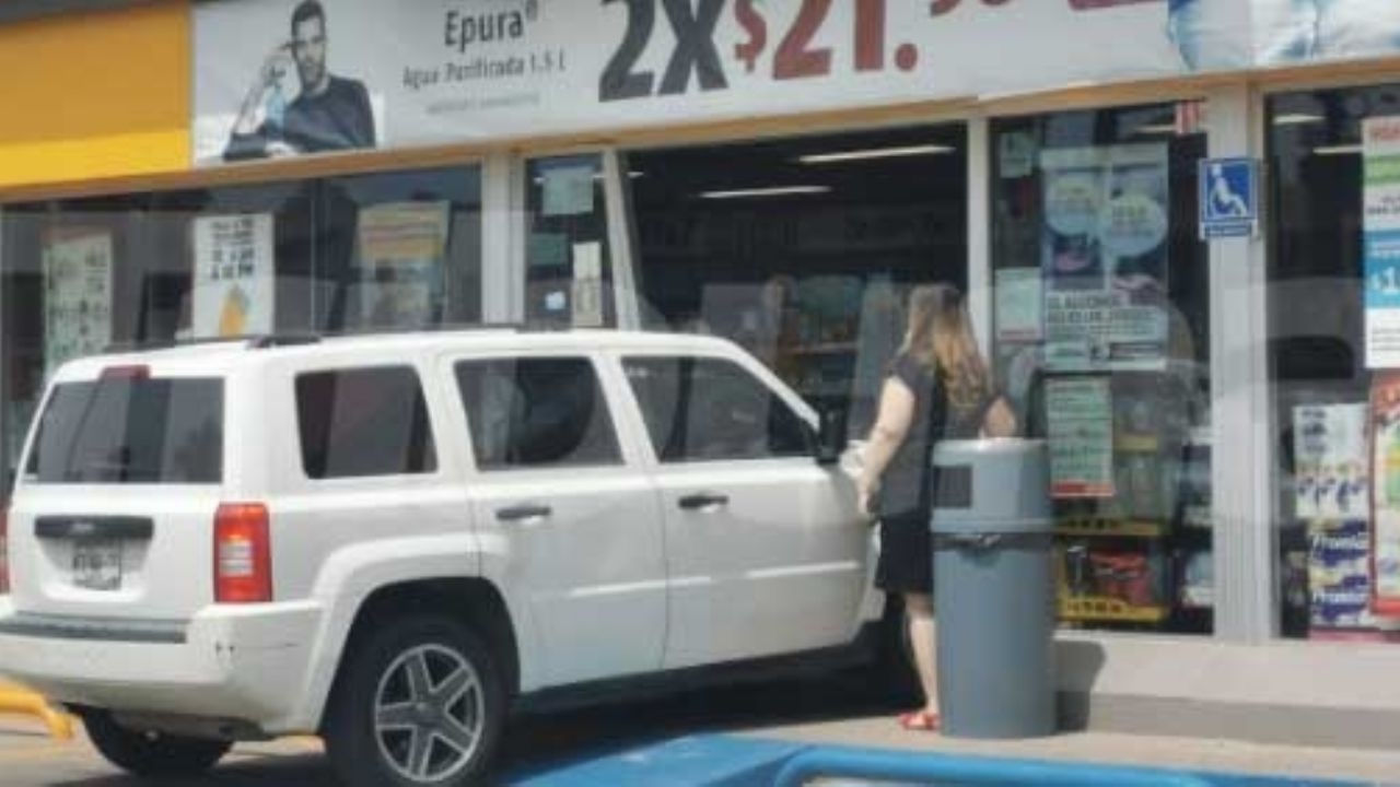 Cajeme: Conductora embiste su auto contra una tienda de conveniencia y causa daños