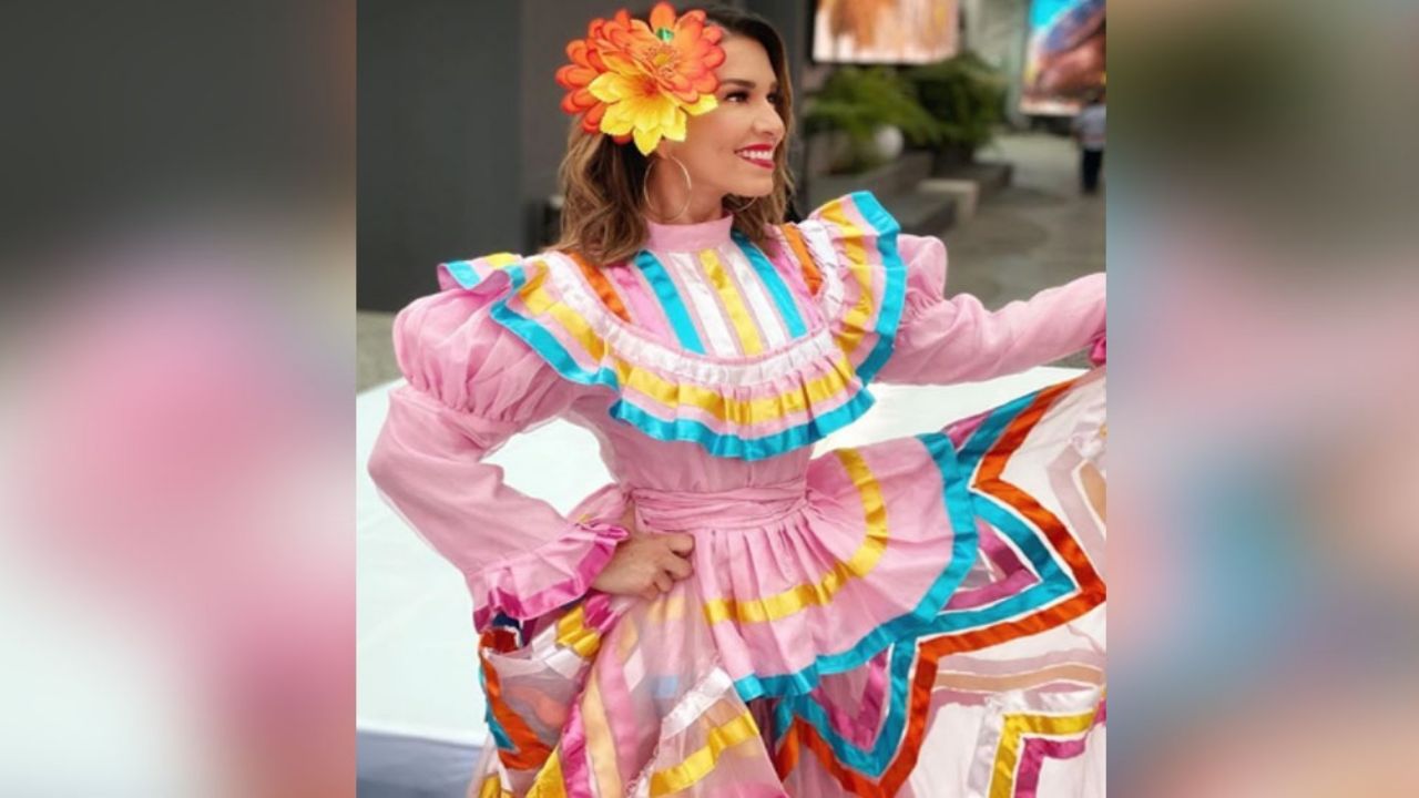 Laura G aparece en ‘VLA’ con coqueto vestido ‘mexicano’ y la destrozan: “Te ves rara”