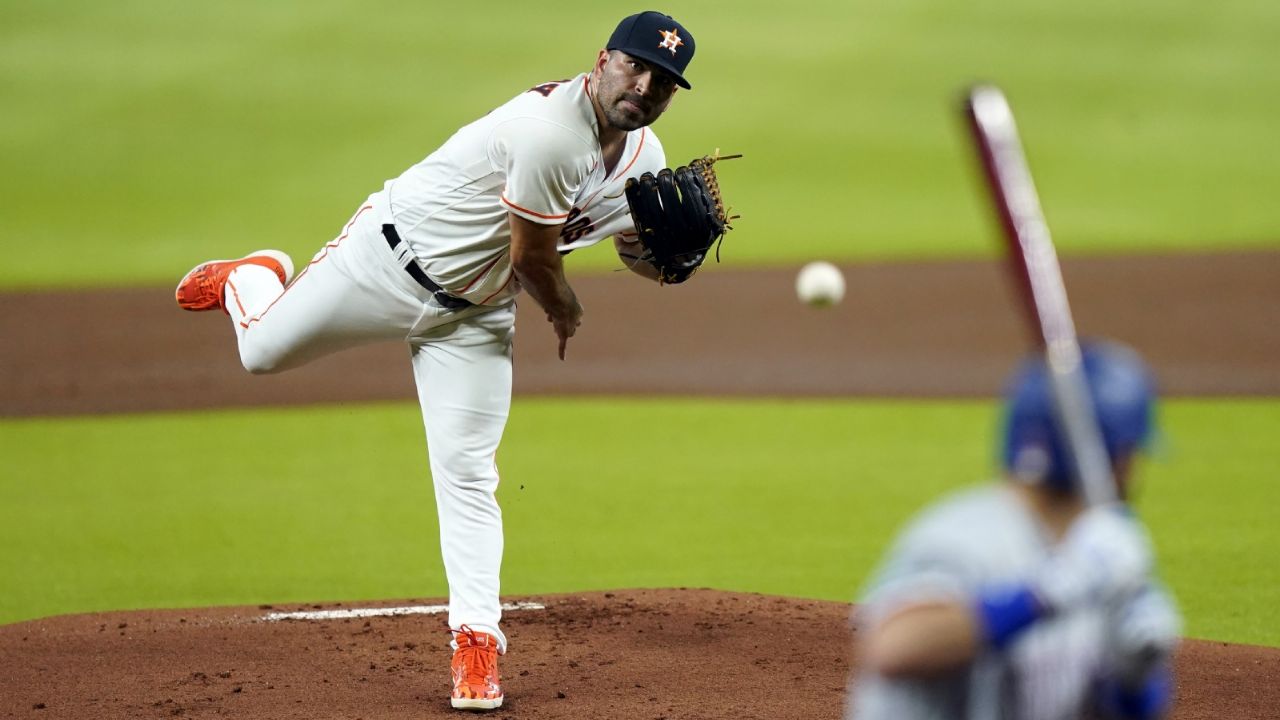 José Urquidy pega el grito de su primera victoria de la temporada