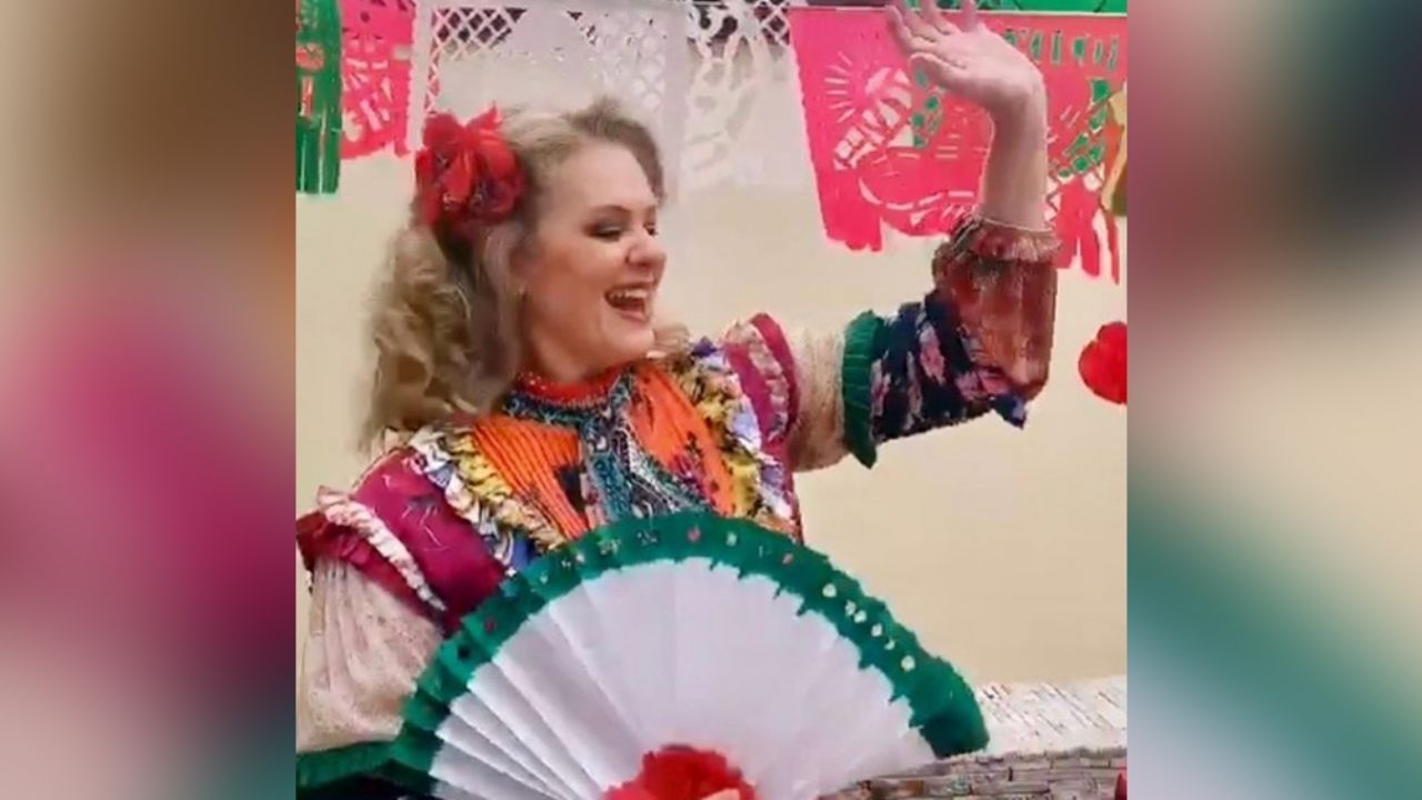 Érika Buenfil roba corazones al festejar La Independencia al cantar y bailar al ritmo de Luis Miguel
