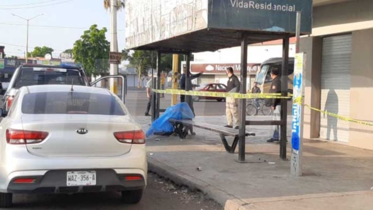 Cajeme: Encuentran cuerpo sin vida sobre parada de autobús en la Hidalgo