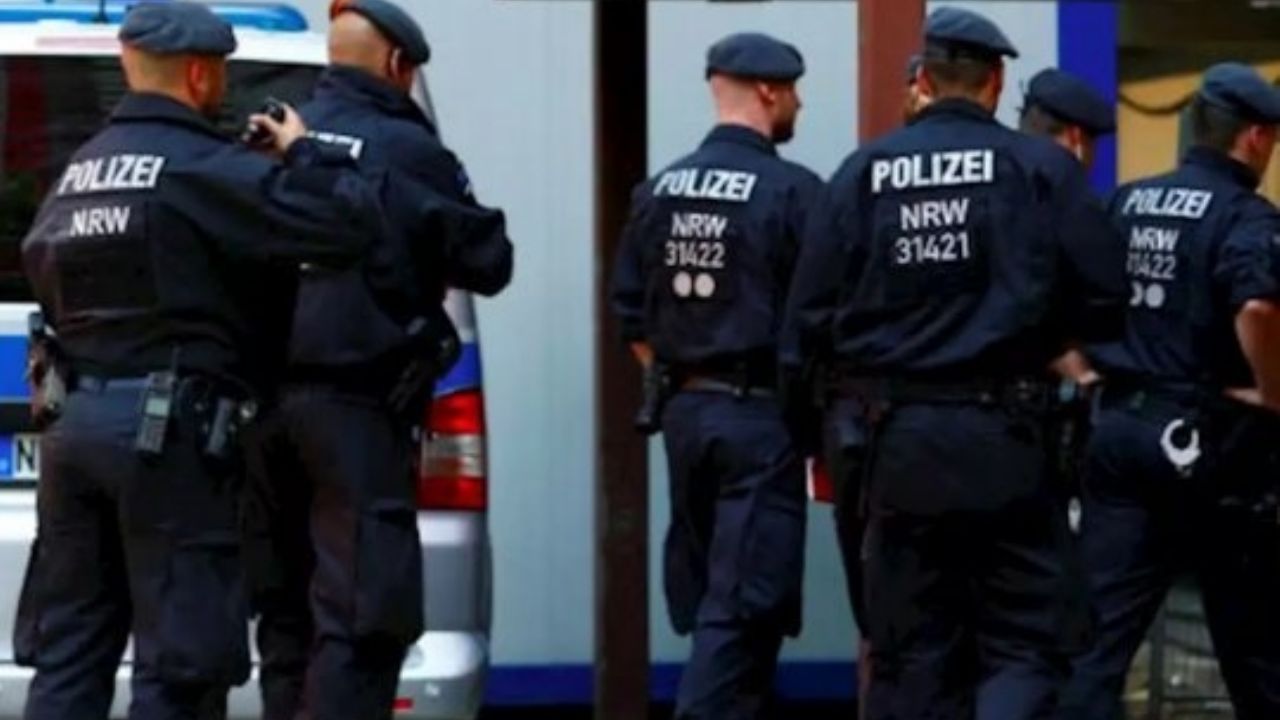 Alemania: Suspenden a 29 policías por compartir chats de ultraderecha con fotos de Adolf Hitler