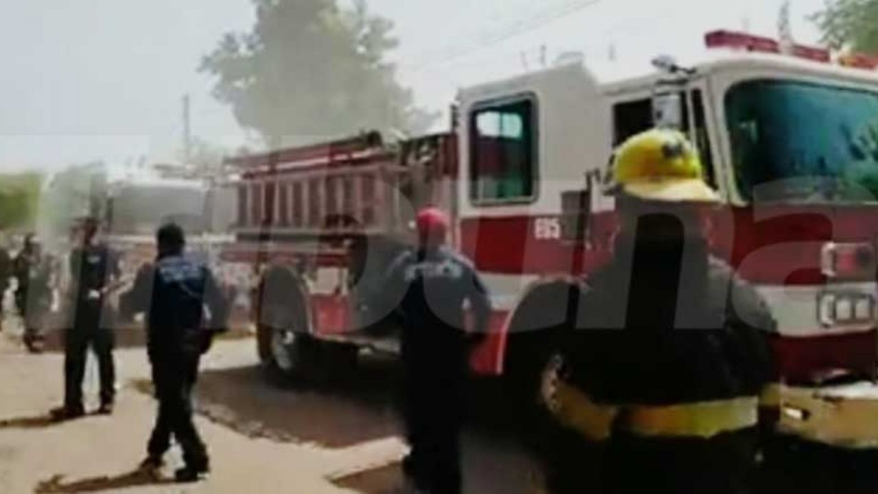 Intenso incendio en una vivienda de la colonia Cajeme moviliza a Bomberos