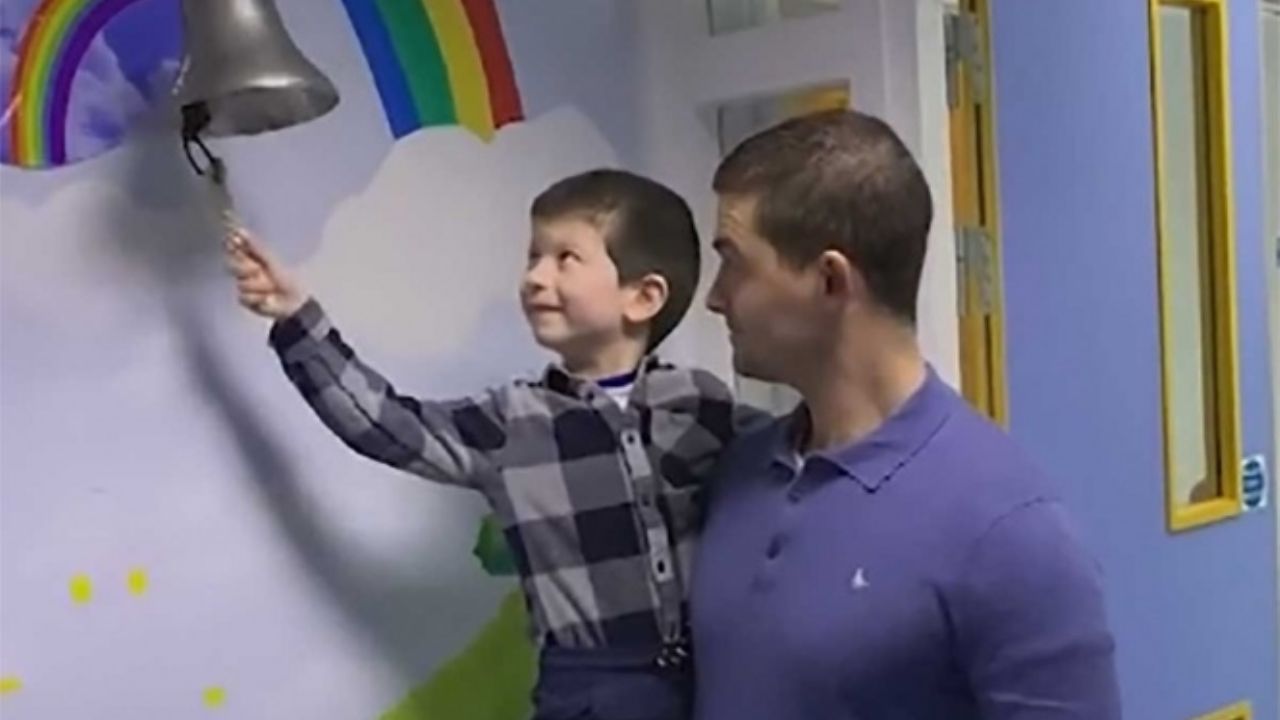 VIDEO: Tras larga lucha, niño de 5 años vence el cáncer y celebra al tocar campana