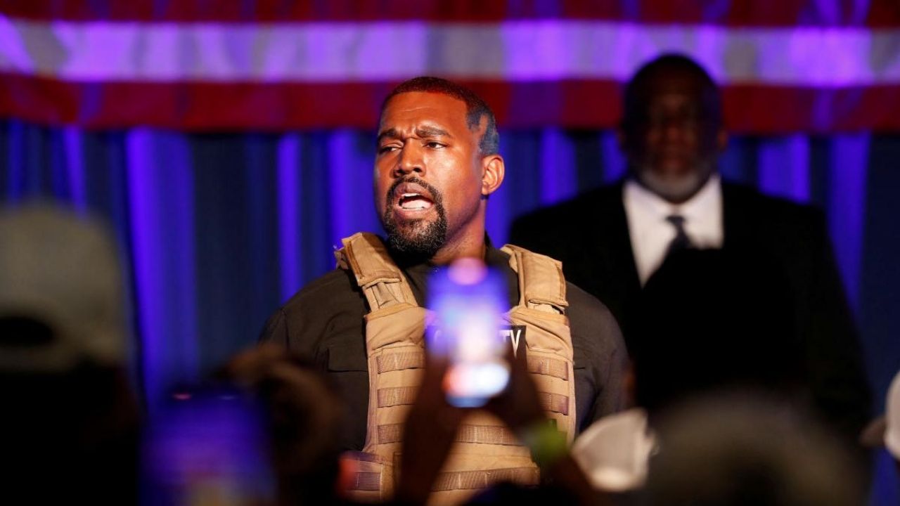 Kanye West ‘declara la guerra’ a disqueras al orinar una estatuilla de los Grammy