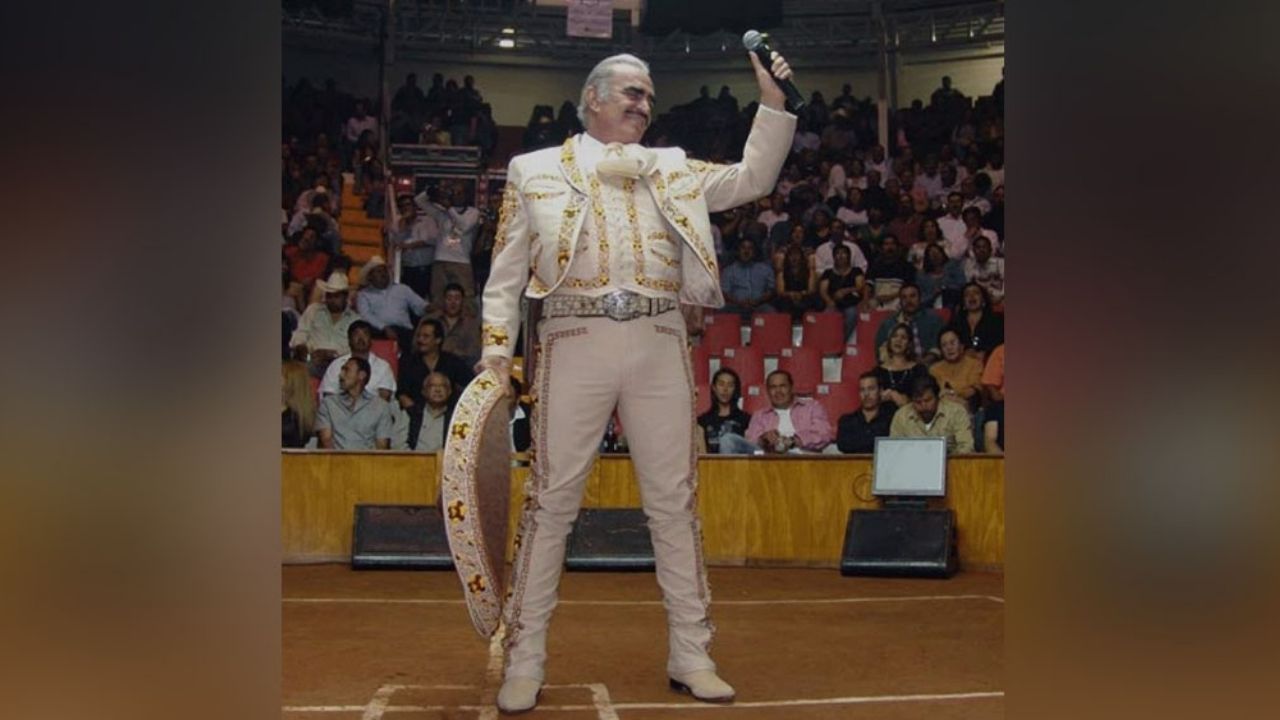 Vicente Fernández: En este momento dejó de cantar para hacer esto en el escenario