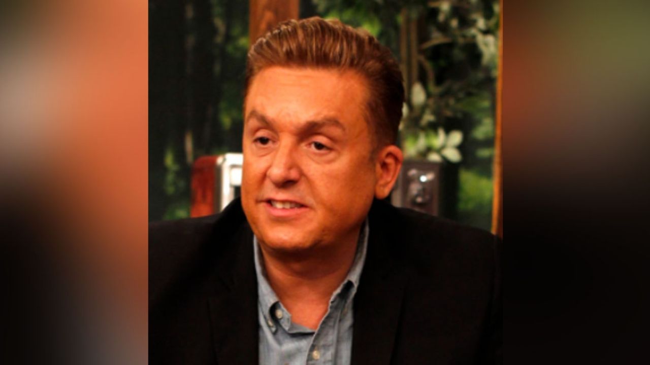 Piden en redes que Daniel Bisogno “salga del clóset” tras presumir su camisa bordada