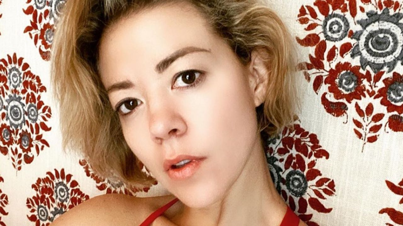 Tras revelar su embarazo, Fernanda Castillo presume despampanantes piernas