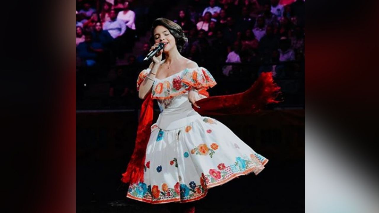 Ángela Aguilar paraliza Instagram al lucirse en exquisito vestido negro