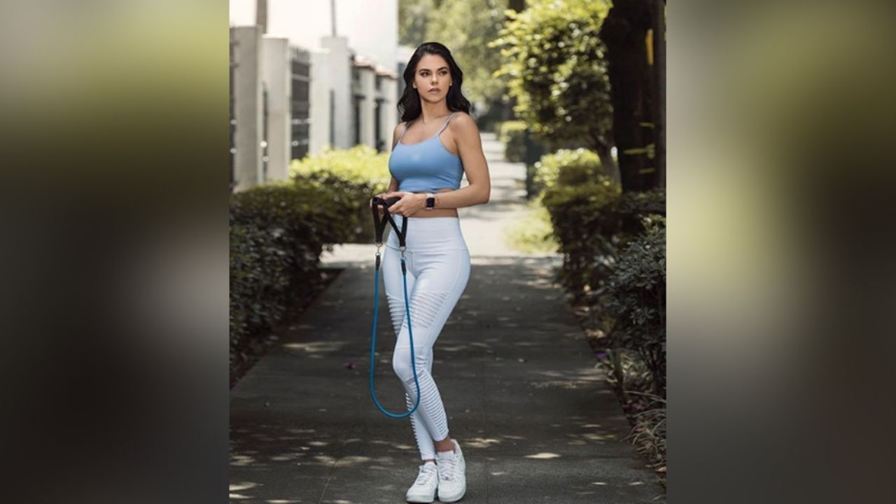 Livia Brito pone a babear a fans al lucir como un ángel al modelar al ritmo de los 80