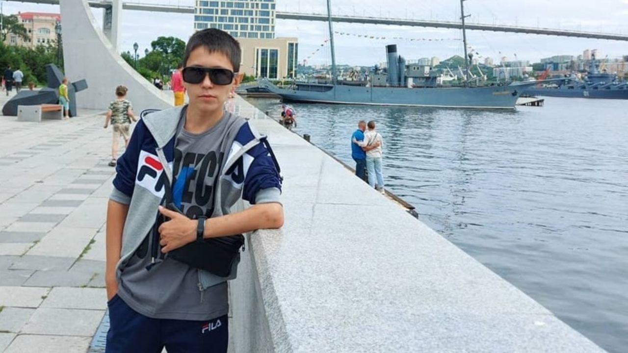 ¡Impresionante! Hombre ruso de 32 años vive en el cuerpo de un adolescente