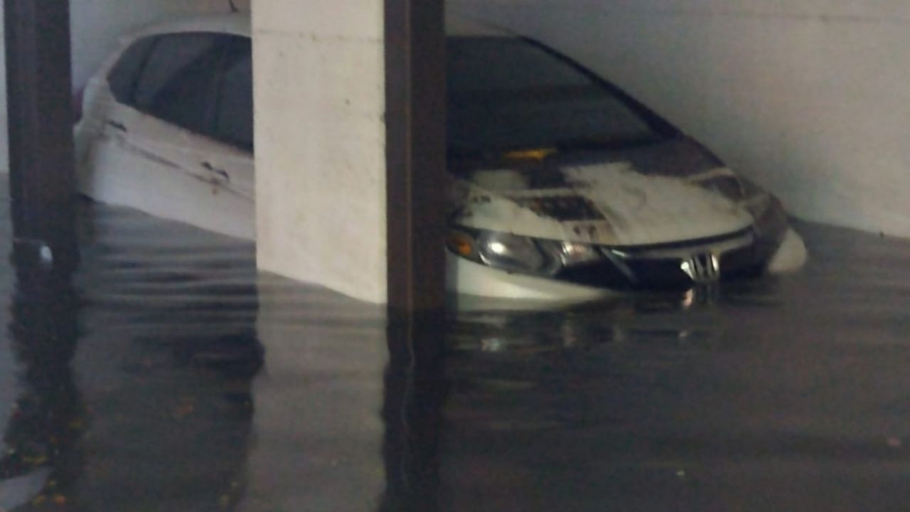 CDMX: Inundación deja atrapadas a personas en edificio de la colonia Portales