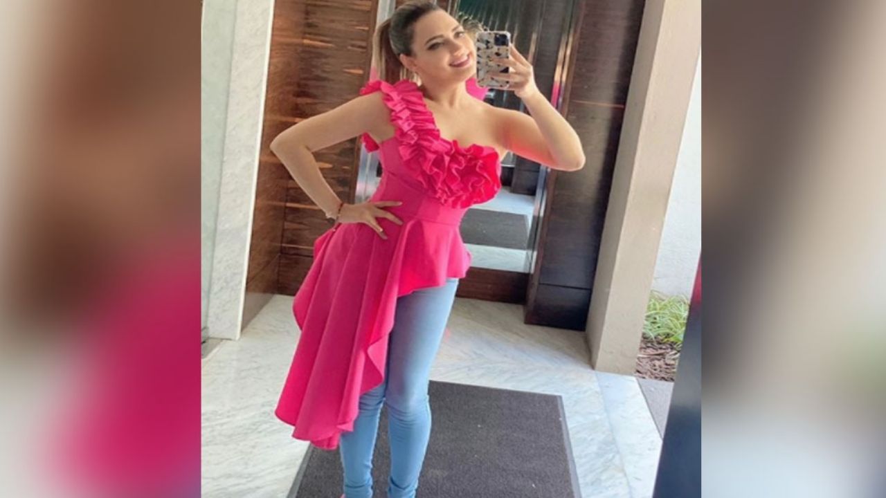 Tania Gómez pone de cabeza ‘Cada Mañana’ al aparecer en coqueto vestido de seda