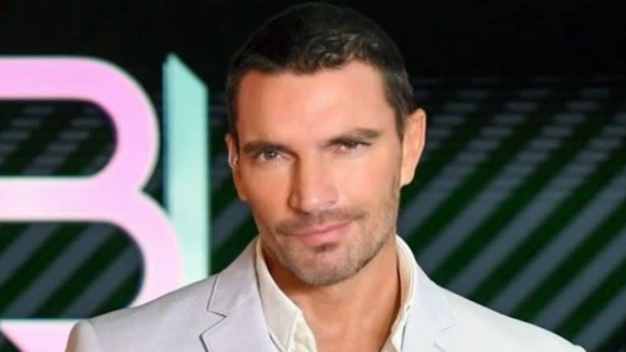 A un lado Marjorie de Sousa, Julián Gil se convierte en portada de revista