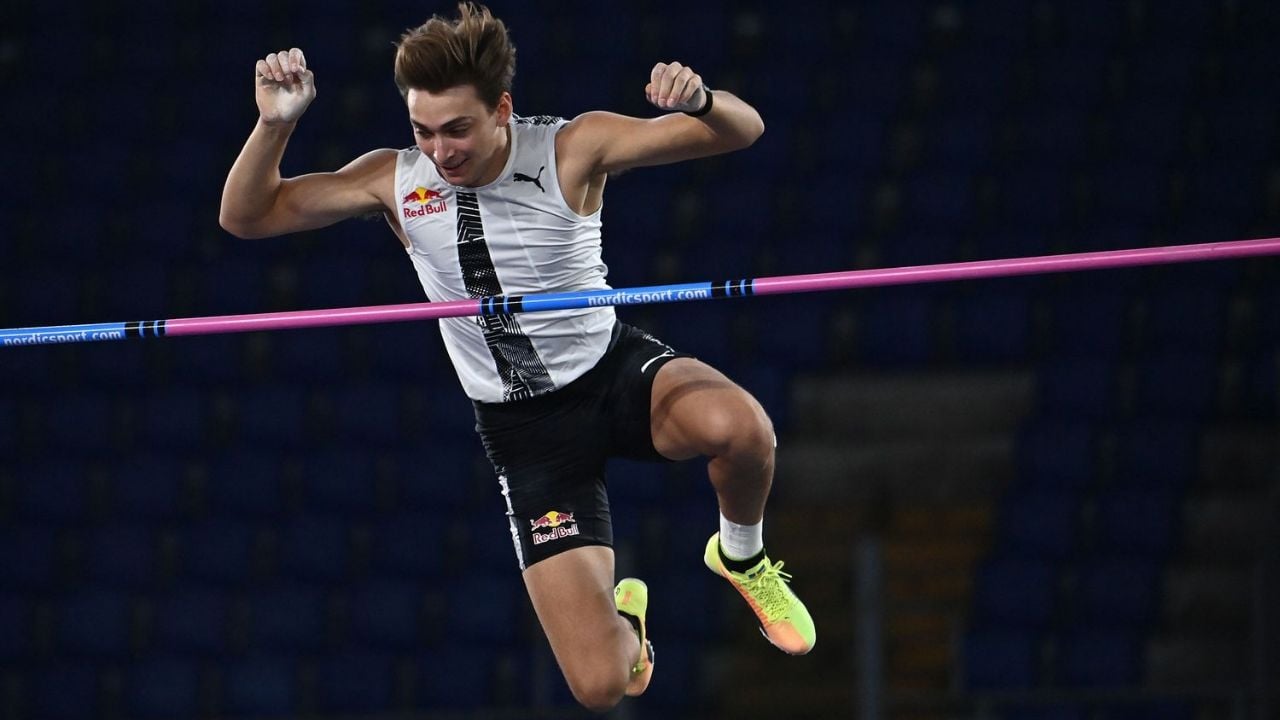 Armand Duplantis rompe récord mundial de salto en pértiga