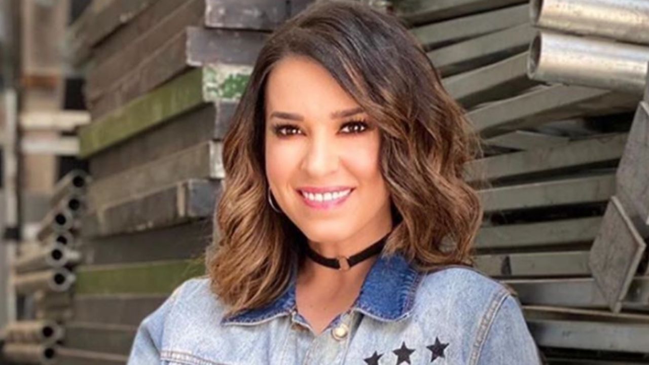 Laura G desata locura en Instagram al presumir pierna con vestido blanco