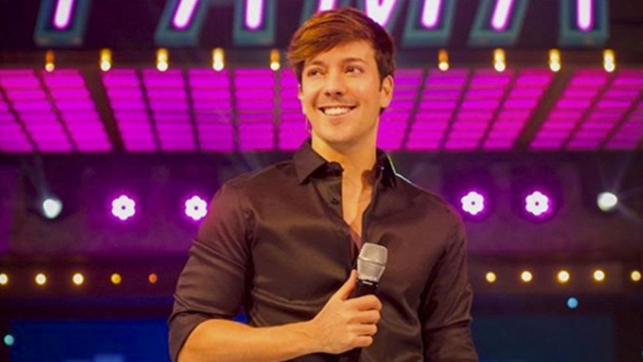 Roger González festeja nuevo logró de TV Azteca con su programa ‘Todos Quiere Fama’