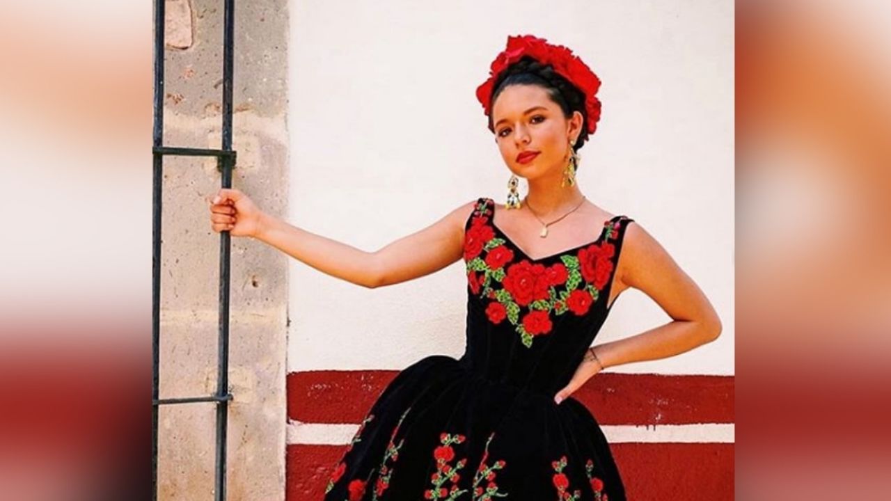 Ángela Aguilar roba corazones al lucirse de este exquisito ‘outfit’ rojo
