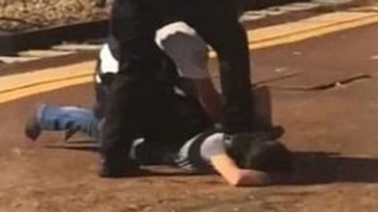 VIDEO: Policía de Francia aplasta la cabeza de un hombre por negarse a usar cubrebocas