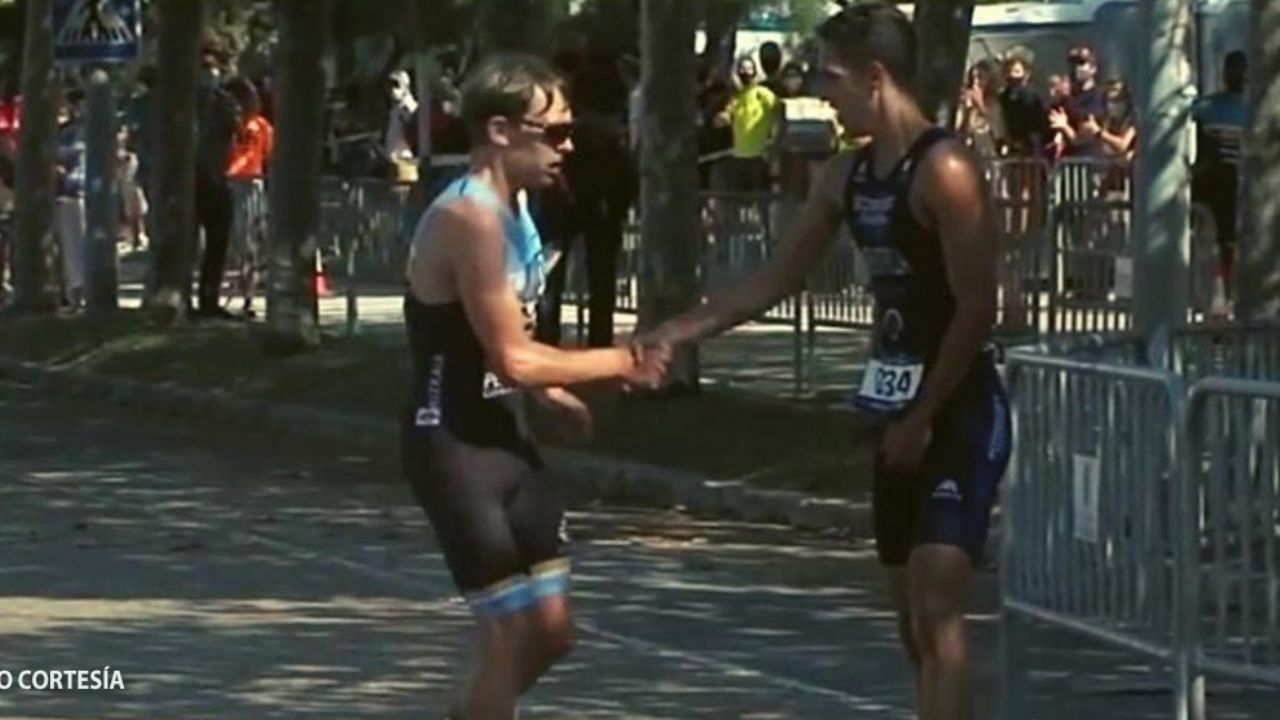 Gran gesto de triatleta; le ‘regala’ el bronce a su rival porque este lo merecía más