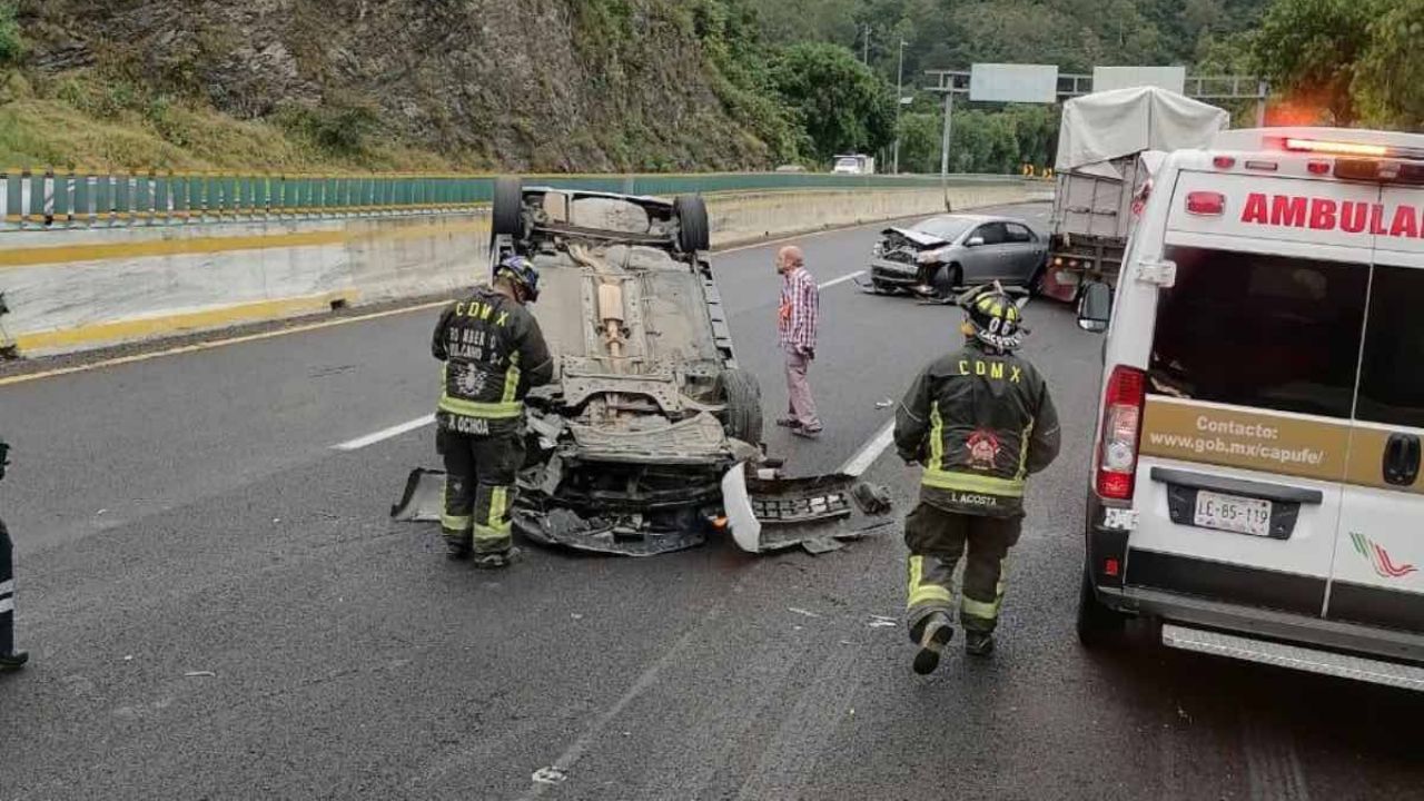 Impactantes imágenes de carambola y volcadura en carretera México-Cuernavaca