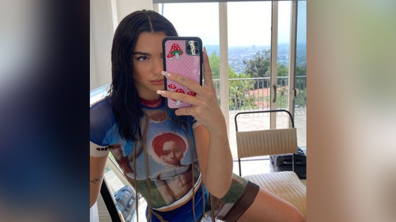 Dua Lipa causa furor en redes al lucir como una Diosa en espectacular vestido dorado