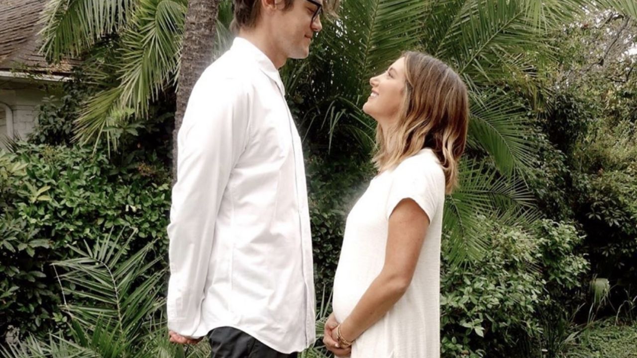 Tras años de presión social, Ashley Tisdale se sincera sobre su relación y la llegada de su bebé