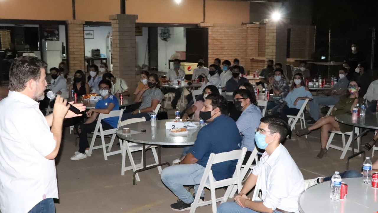 Comparten empresarios ideas con jóvenes cajemenses