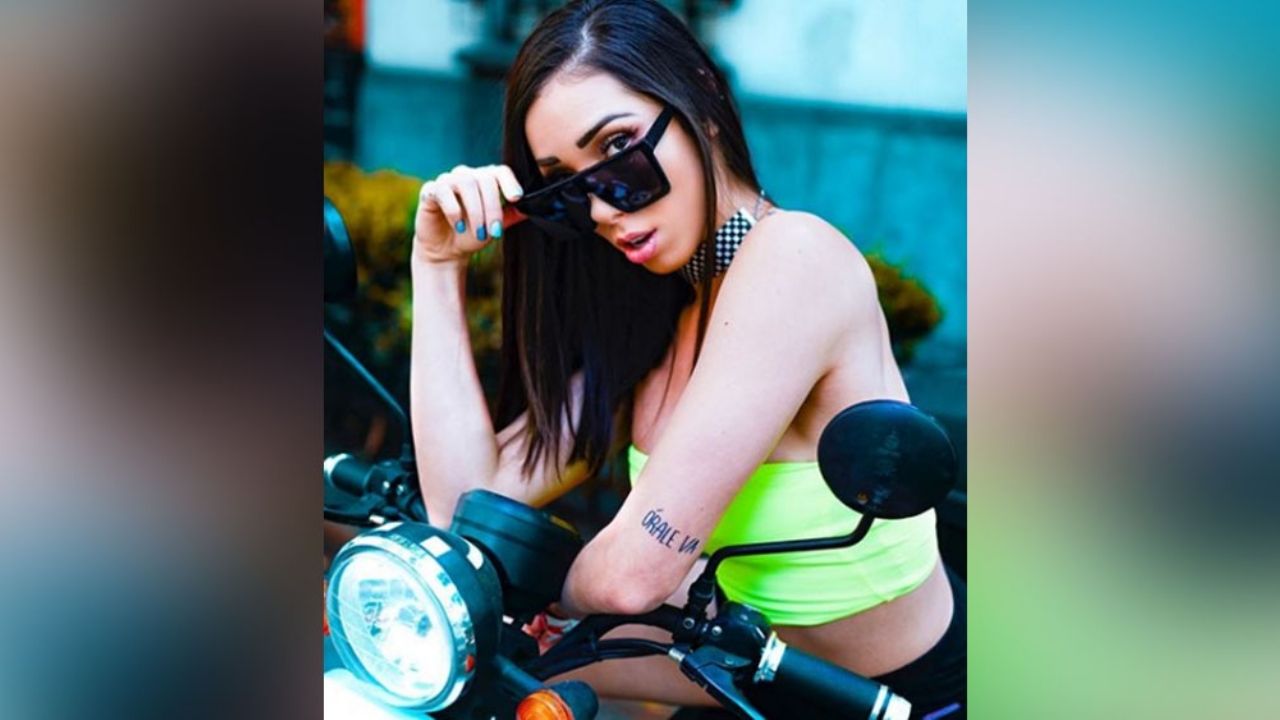 Danik Michell aprovecha el verano para asolearse acostada sobre la arena