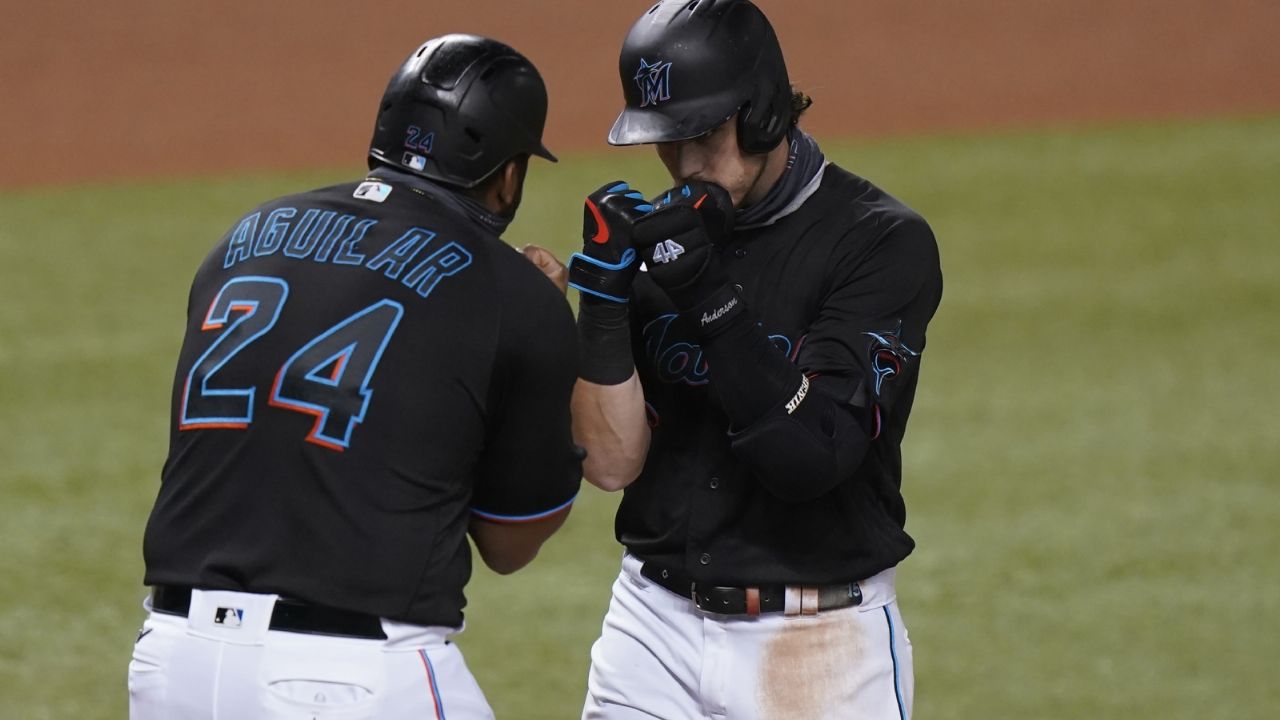 Rojas y Cooper ayudan aportando un par de jonrones en la victoria de Marlins