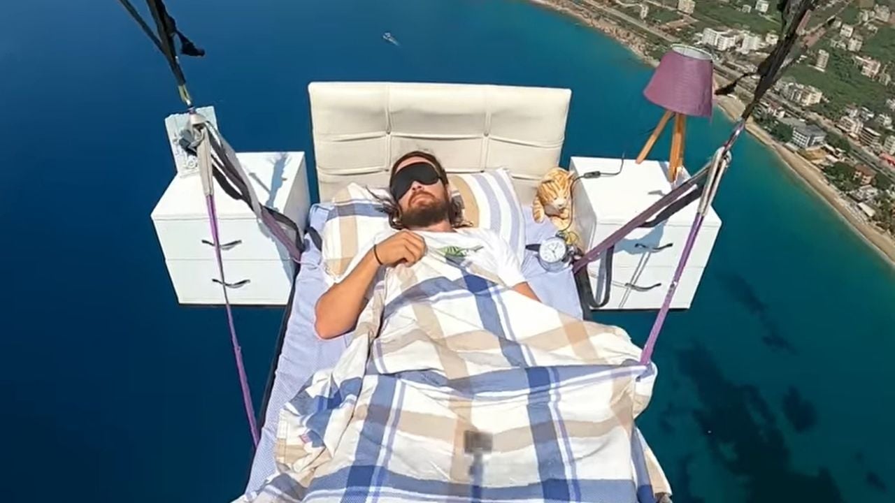 VIDEO: Hombre vuela en parapente acostado sobre una cama en Turquía