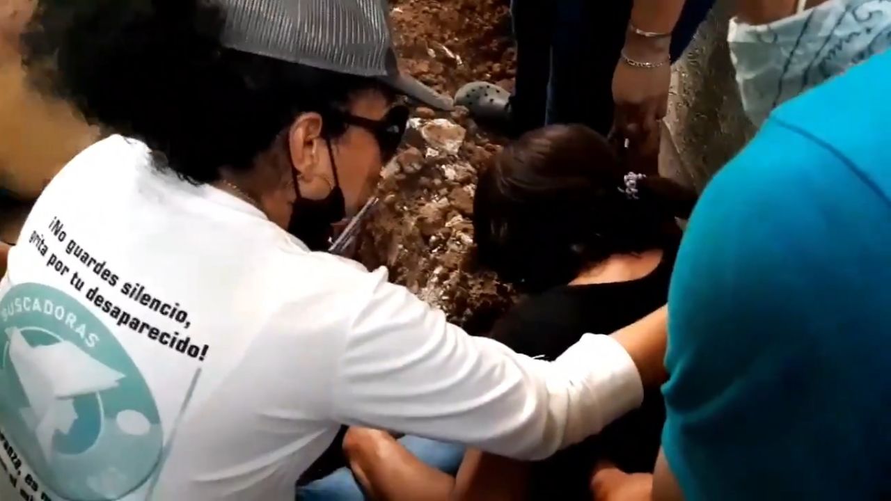 VIDEO: Mujer encuentra enterrados los restos de su hijo desaparecido en Hermosillo