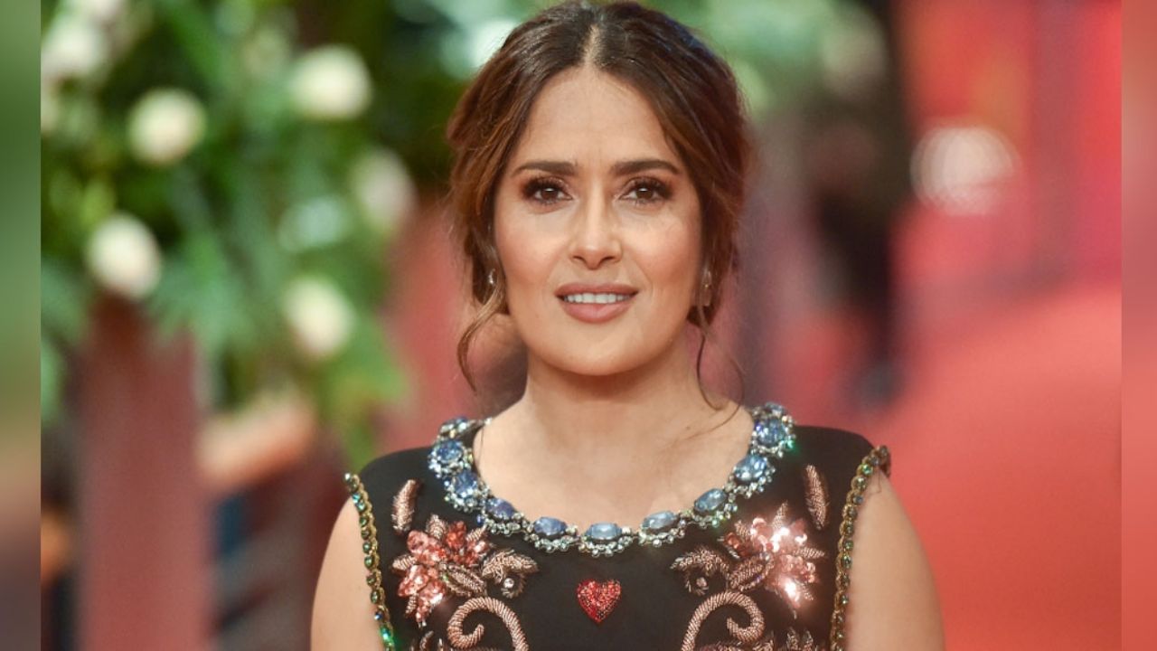 “Tan rápido”: Salma Hayek presume su panza de embarazo y revoluciona las redes