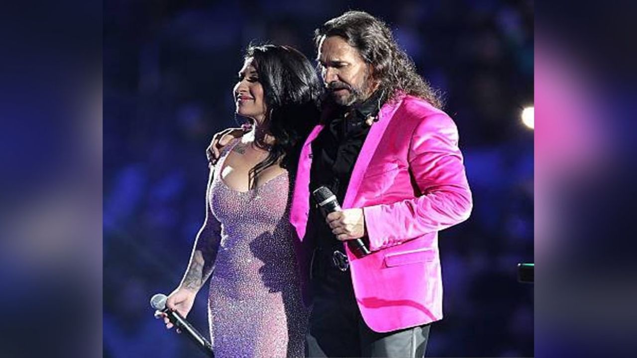 ‘El Buki’ hace de las suyas sobre el escenario y junto a Beatriz Adriana Solís