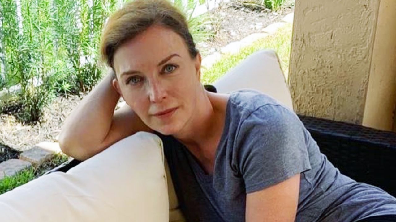 VIDEO: Tras terrible accidente en el pie, Laura Flores se relaja en la piscina