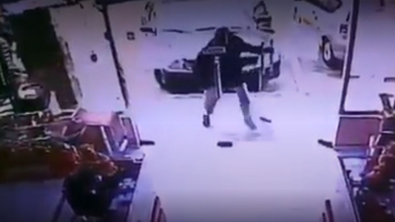 VIDEO: Extorsionador lanza bomba a negocio tras negarle dinero en Venezuela