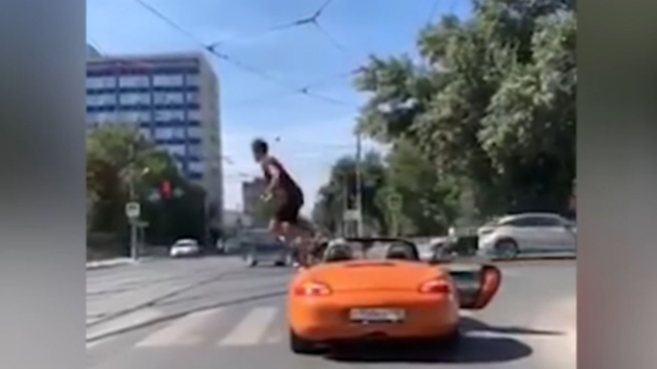 VIDEO: Peatón camina sobre auto de un conductor que no respeta el señalamiento vial