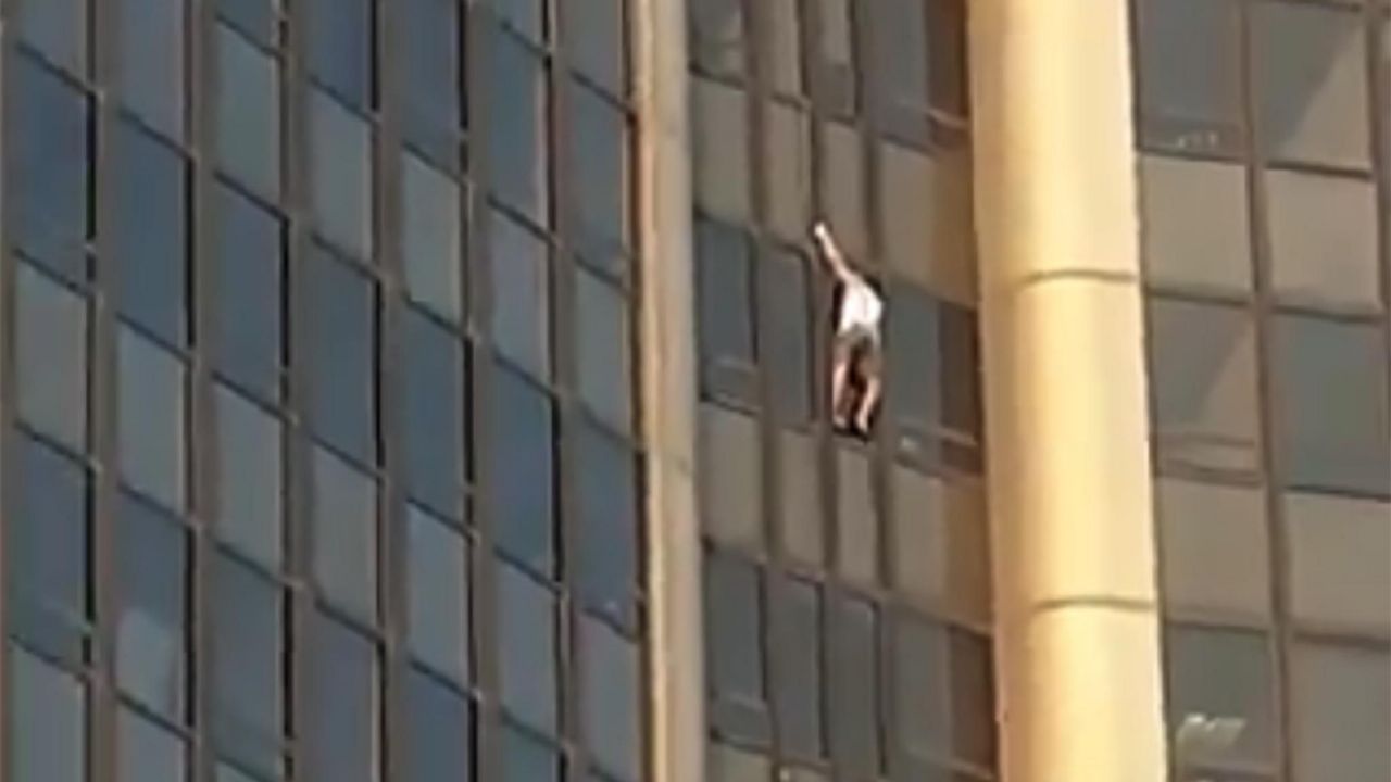VIDEO: Hombre escala sin protección la Torre Montparnasse, el rascacielos más alto de París