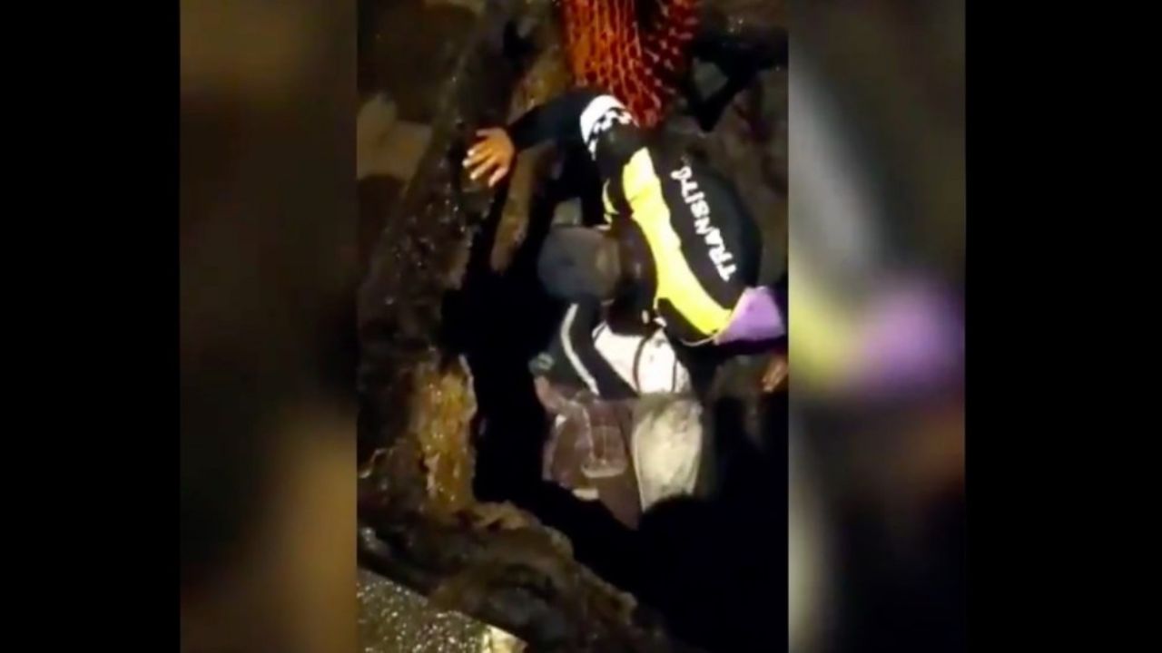 VIDEO: Mujer cae a zanja por discapacidad visual; policía la rescata en CDMX
