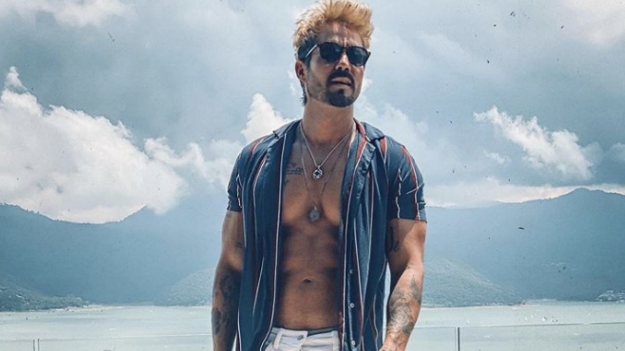 “Andas en llamas”: José Ron ‘sacude’ los corazones de sus fans con su increíble físico