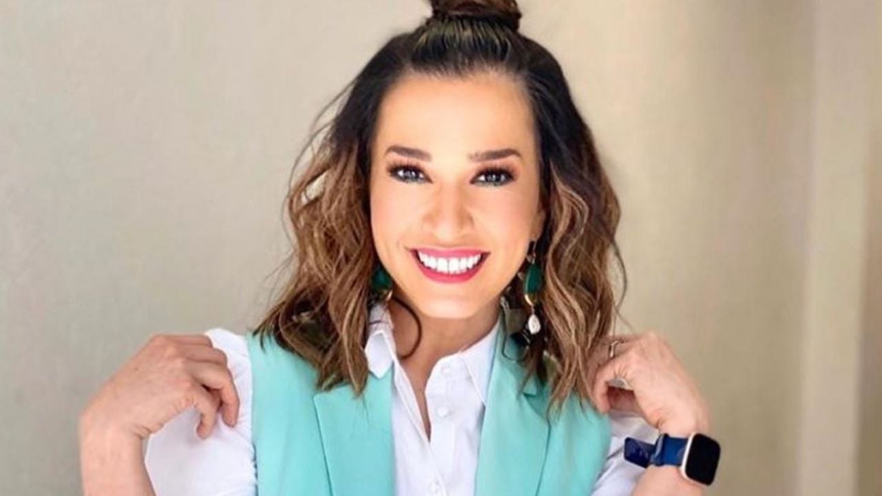 Instagram: Laura G presume increíbles piernas con vestido en blanco y negro